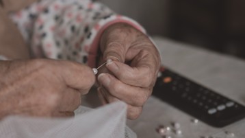 Caterina è povera e ha bisogno di cure